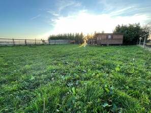 Property grounds - Charming Traditional Caravan with Private Garden in a Horse Boarding Farm (Cruzilles-lès-Mépillat)
