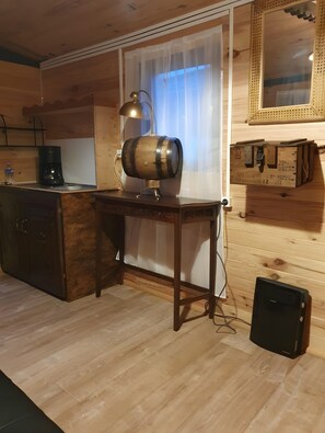 Unclassified image, 3 of 13, button - Charming Traditional Caravan with Private Garden in a Horse Boarding Farm (Cruzilles-lès-Mépillat)