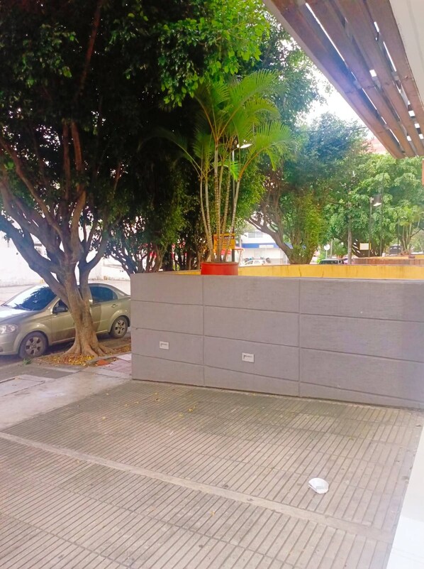 المنطقة المحيطة بالمنشأة