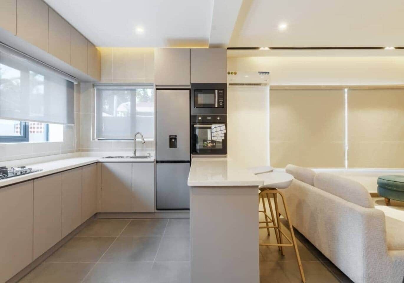 Geladeira, micro-ondas, fogão, cooktop