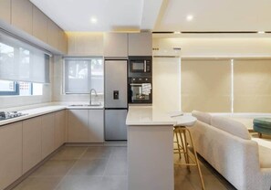 Frigorifero, microonde, forno, piano cottura