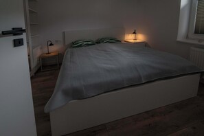 1 habitación, escritorio, tabla de planchar con plancha y cuna de viaje