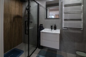 Suihku, hiustenkuivaaja, pyyhkeet, sampoo