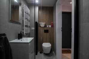 Suihku, hiustenkuivaaja, pyyhkeet, sampoo