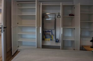 Työpöytä, silitysrauta/-lauta, vauvan matkasänky, Wi-Fi