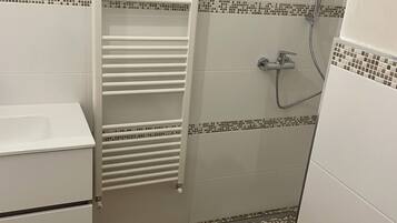 Dusche, Haartrockner, Bidet, Handtücher