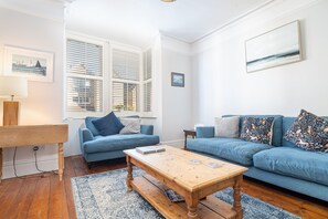 LCD TV, fireplace - Fleming House (Cowes)