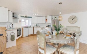 Oven, cookware/dishes/utensils - The Old Rectory Retreat (Ventnor)