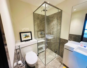 Shower, free toiletries, towels, soap - Azure Casa at Cinnamon Life Residence (Colombo)