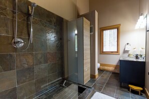 Hair dryer, towels - Luxury log home for golfers. Private hot tub, 4BR/4BA, and 7 championship courses within 24 minutes. (Kimberley)