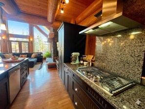 Fridge, microwave, oven, stovetop - Luxury log home for golfers. Private hot tub, 4BR/4BA, and 7 championship courses within 24 minutes. (Kimberley)