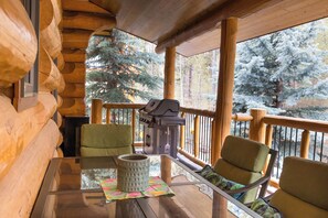 Outdoor dining - Luxury log home for golfers. Private hot tub, 4BR/4BA, and 7 championship courses within 24 minutes. (Kimberley)