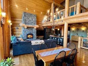 Smart TV, fireplace, offices - Luxury log home for golfers. Private hot tub, 4BR/4BA, and 7 championship courses within 24 minutes. (Kimberley)