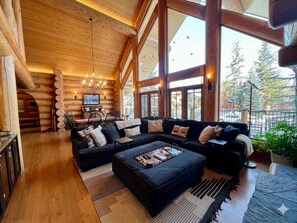 Smart TV, fireplace, offices - Luxury log home for golfers. Private hot tub, 4BR/4BA, and 7 championship courses within 24 minutes. (Kimberley)