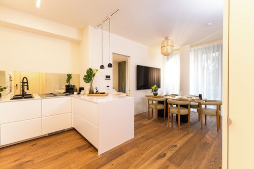 Luxurious  Apt - ZEN Style - Parkview - Short or Long - Center - Parking