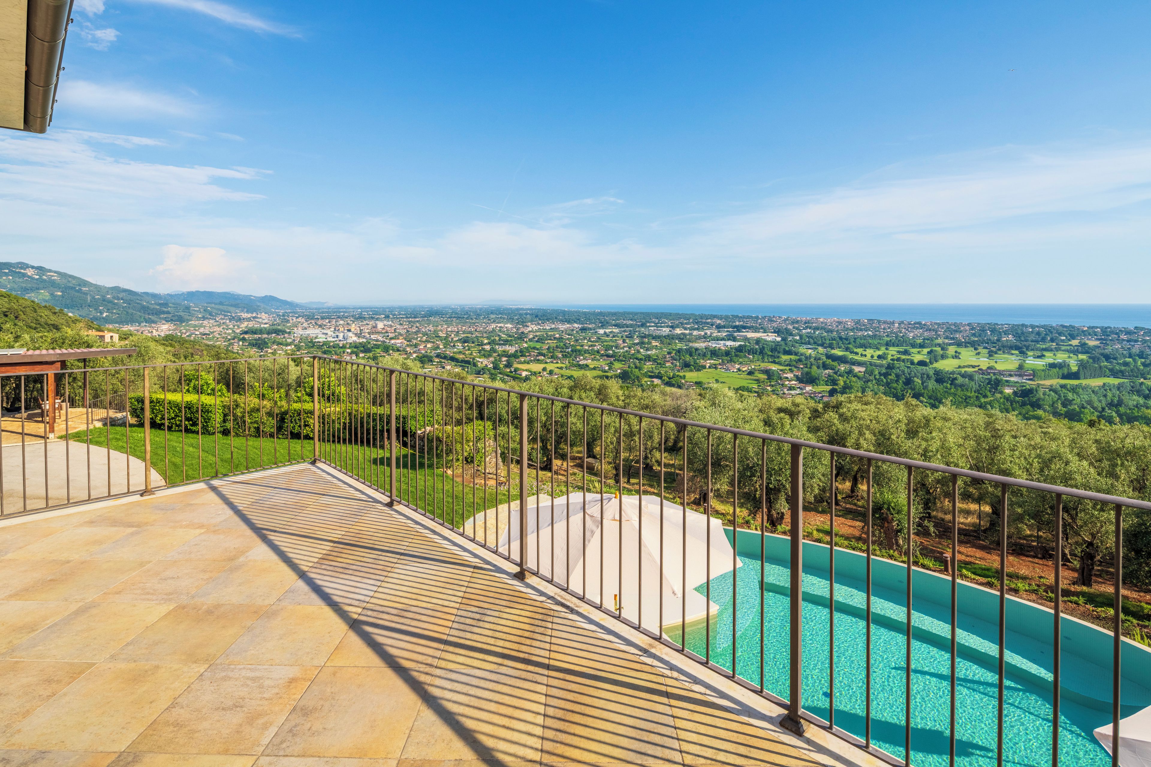 Ein Balkon mit Pool mit Blick auf eine Skyline.