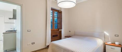 Iron/ironing board, internet, bed sheets