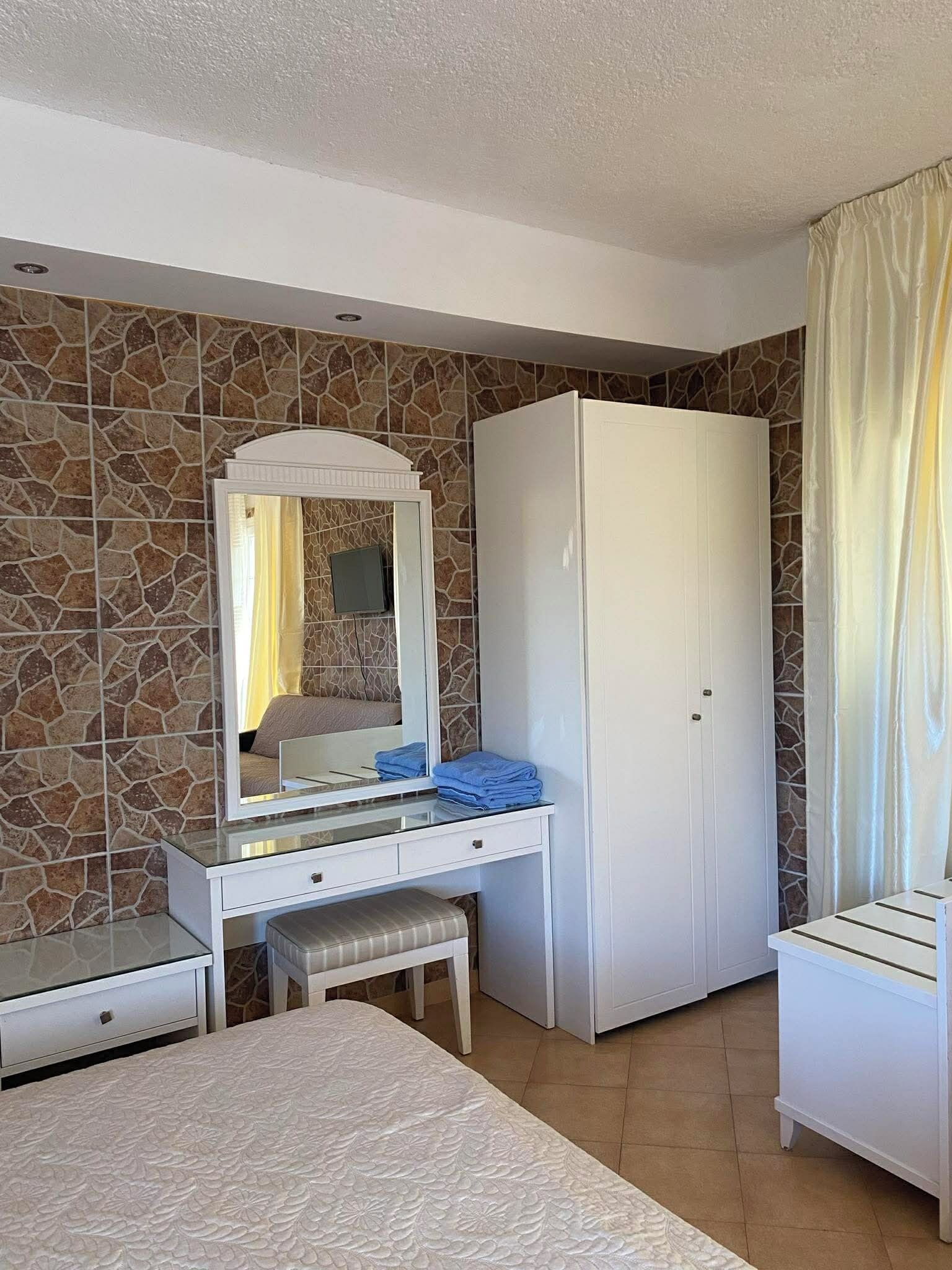 8 bedrooms, WiFi, bed sheets