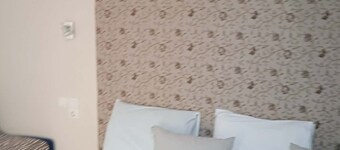 Phenomenal 8-bedroom hotel with AC in charming Argostoli