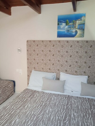 Phenomenal 8-bedroom hotel with AC in charming Argostoli