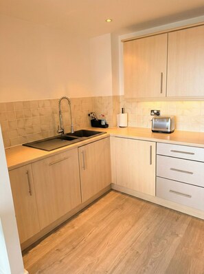 Private kitchen - Kew Connection - 
Relax in this light airy river view apartment. (Brentford)