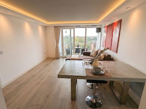 Smart TV - Kew Connection - 
Relax in this light airy river view apartment. (Brentford)