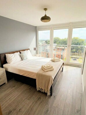 1 bedroom, iron/ironing board, WiFi, bed sheets - Kew Connection - 
Relax in this light airy river view apartment. (Brentford)