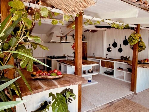 TROPICAL RESORT
Designed for Company Offsite and Wellness Retreats / Only buyout