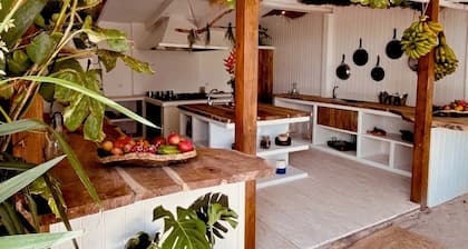 TROPICAL RESORT
Designed for Company Offsite and Wellness Retreats / Only buyout