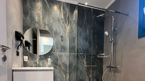 Douche, séchoir à cheveux, serviettes fournies, savon