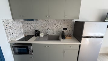 Stort kylskåp, ugn, spishäll och grytor/köksredskap