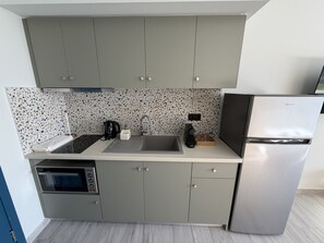 Geladeira grande, fogão, cooktop, talheres/pratos/utensílios de cozinha