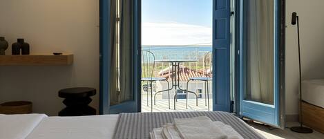 Studio supérieur, balcon, vue sur la mer | Coffre-fort, espace de travail pour ordinateurs portables