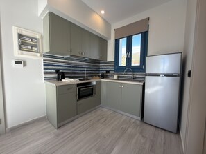 大型冷蔵庫、オーブン、コンロ、調理器具と食器