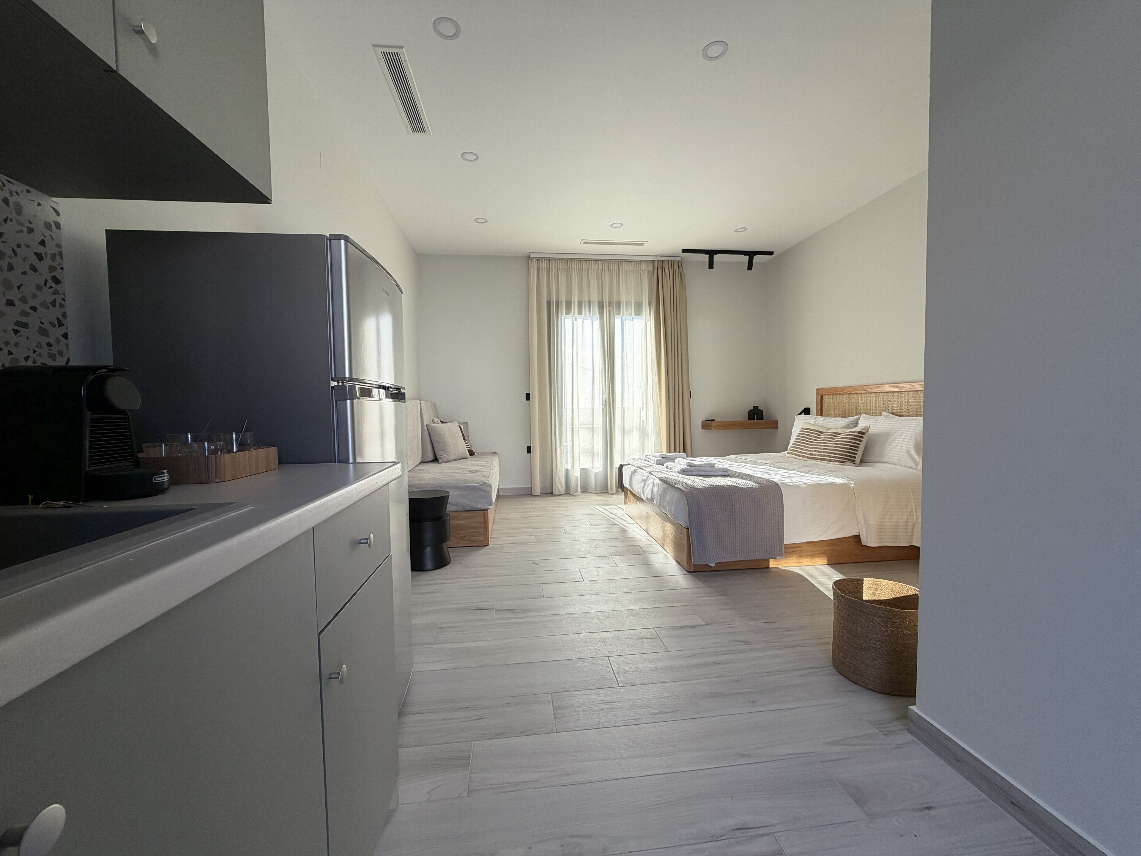 セーフティボックス (室内)、ノートパソコン用作業スペース、遮光カーテン、アイロン / アイロン台