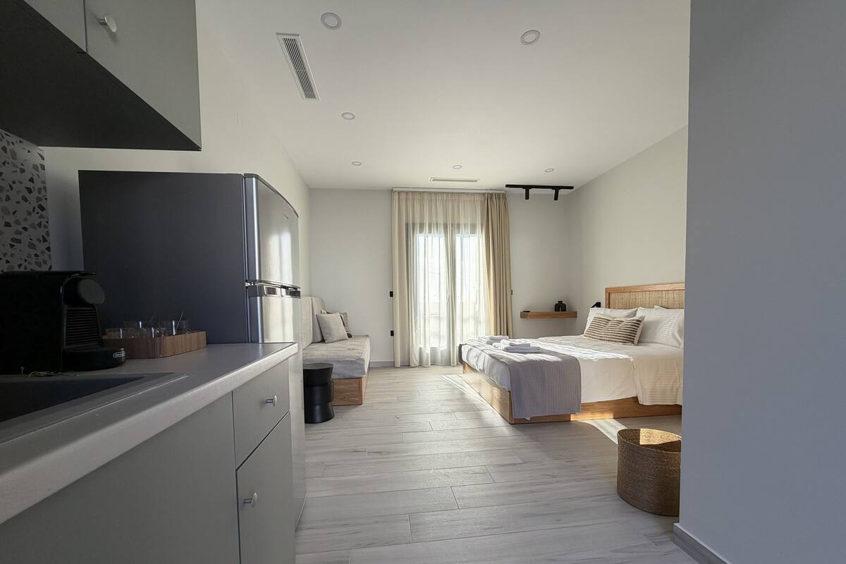 Caixa forta a l'habitació i espai de treball apte per a portàtils 