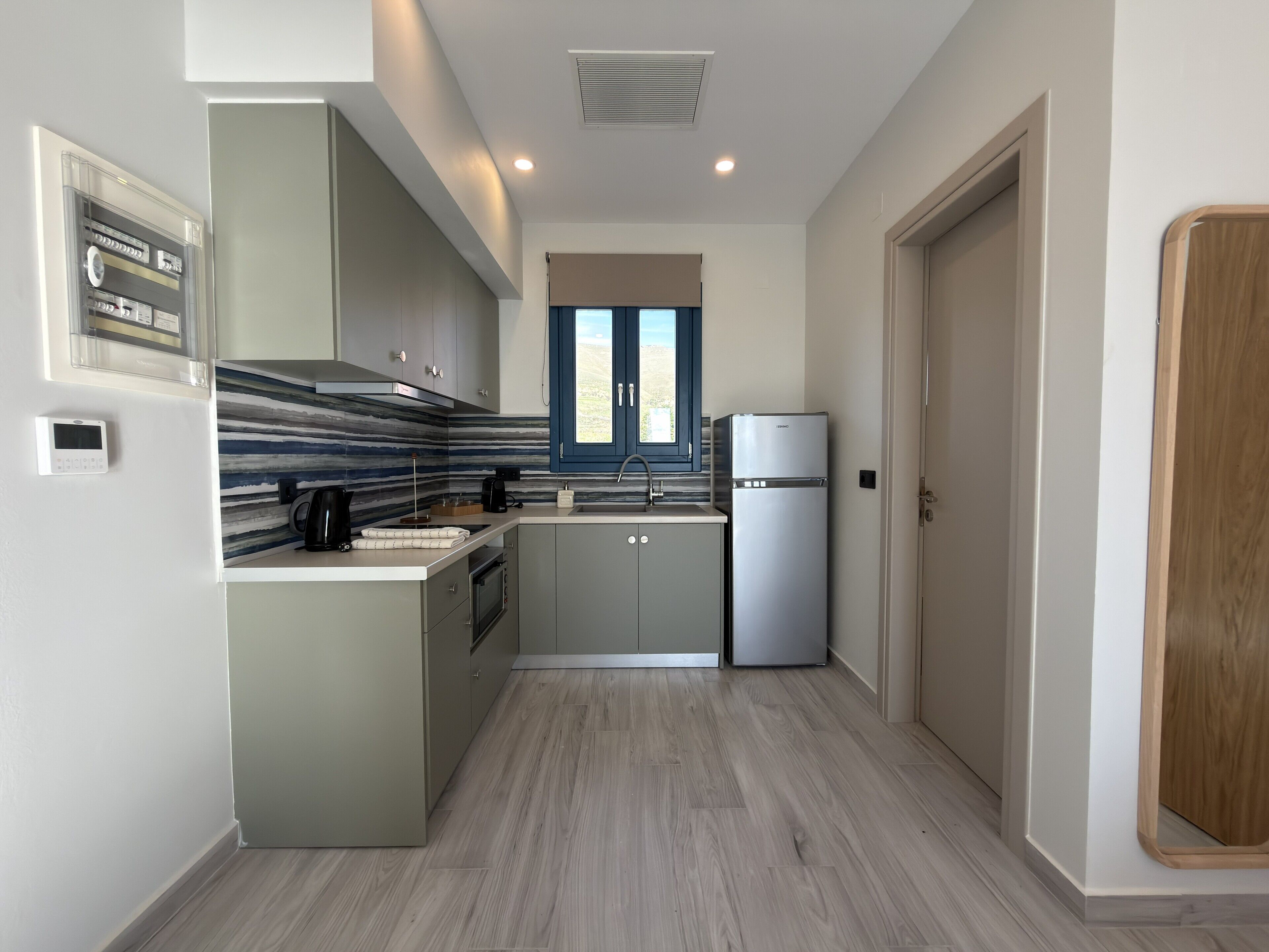 Full-size fridge, oven, stovetop, cookware/dishes/utensils