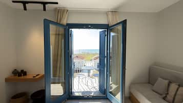 Superior Studio, Balcony, Sea View | Living area