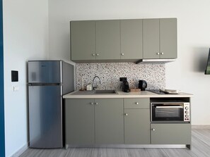 Estudio Deluxe, patio, vista al mar | Cocina privada | Refrigerador con congelador, horno y parrilla de estufa 