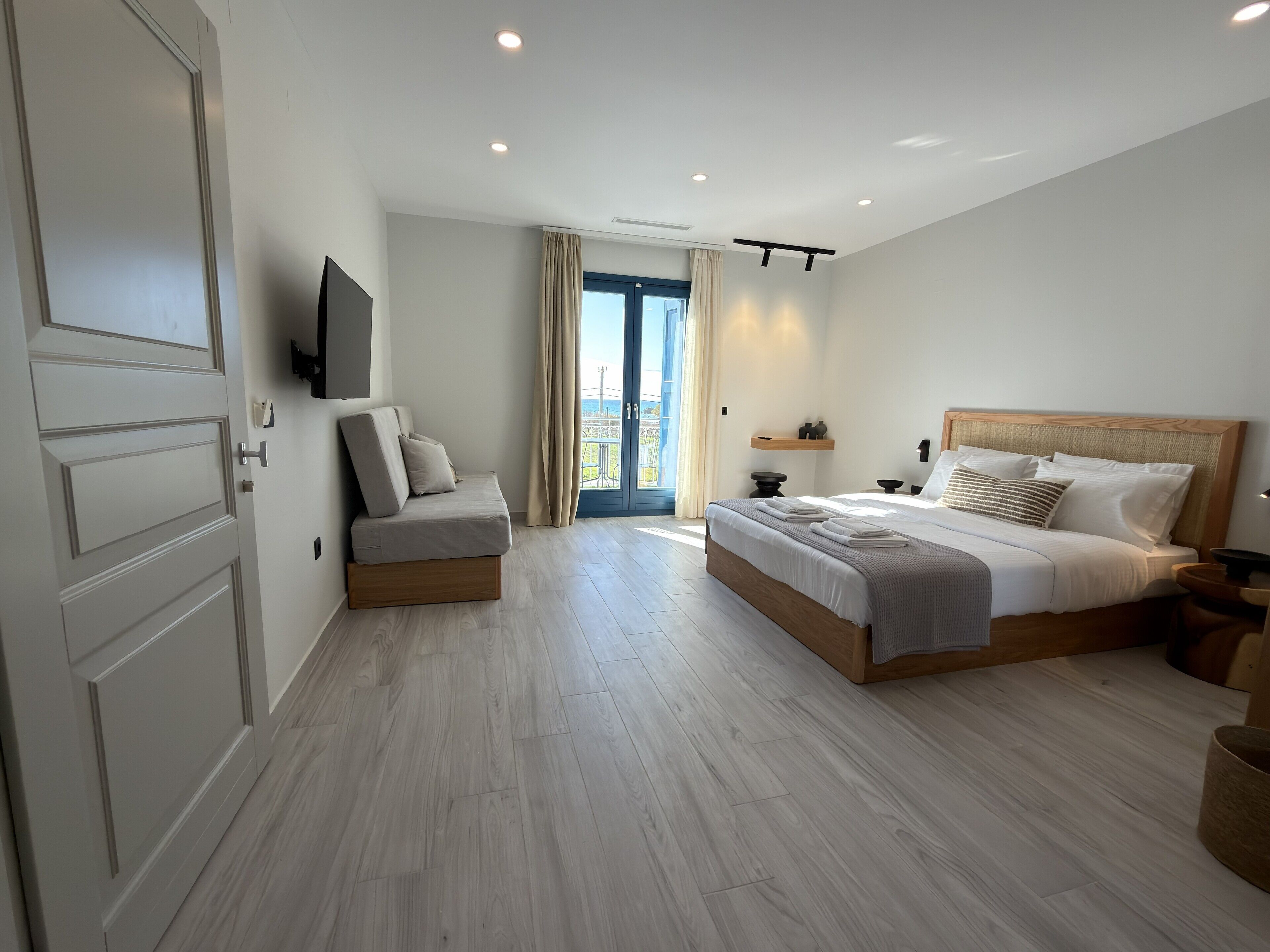 セーフティボックス (室内)、ノートパソコン用作業スペース、遮光カーテン、アイロン / アイロン台