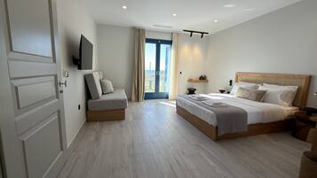 In-room safe, laptop workspace, blackout drapes, iron/ironing board
