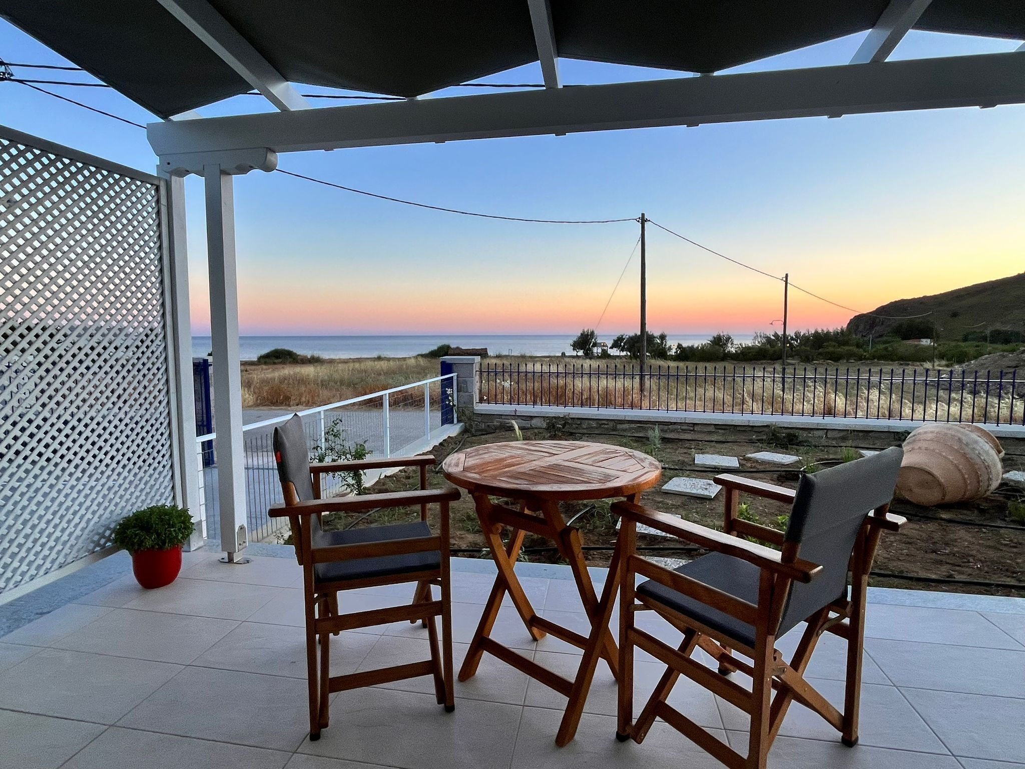 Estudio Deluxe, patio, vista al mar | Caja de seguridad en la habitación y espacio para trabajar con laptop 