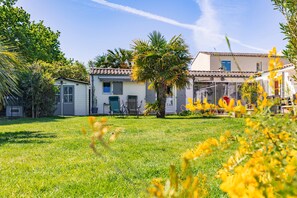 Property grounds - Bed and Breakfast 'Chambre Indépendante Proche Mer' with Wi-Fi (Saint-Pierre-d'Oléron)