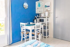 Interior - Bed and Breakfast 'Chambre Indépendante Proche Mer' with Wi-Fi (Saint-Pierre-d'Oléron)