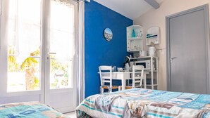 Un dormitorio con una cama, un escritorio y una silla.