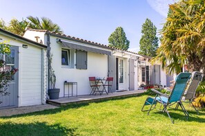 Terrace/patio - Bed and Breakfast 'Chambre Indépendante Proche Mer' with Wi-Fi (Saint-Pierre-d'Oléron)