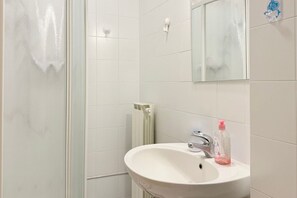Ducha, bañera de hidromasaje, bidé y toallas