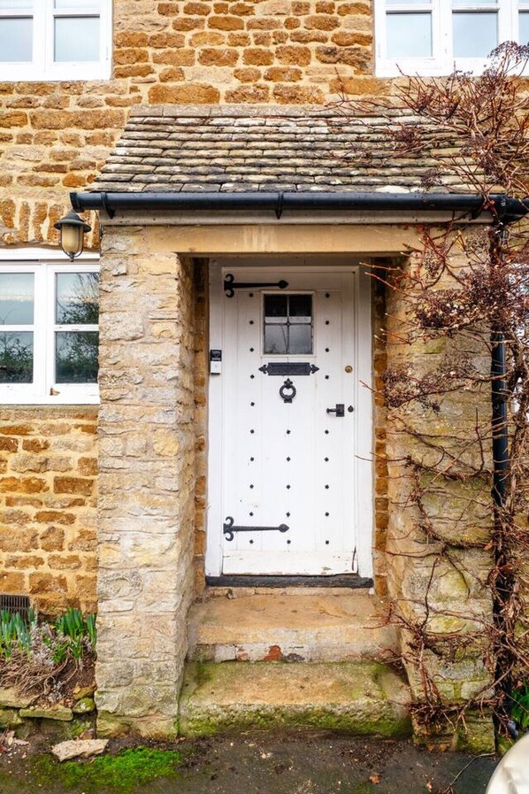 Unclassified image, 1 of 33, button - Cosy Cotswold cottage with wood-burning stove (Moreton-in-Marsh)