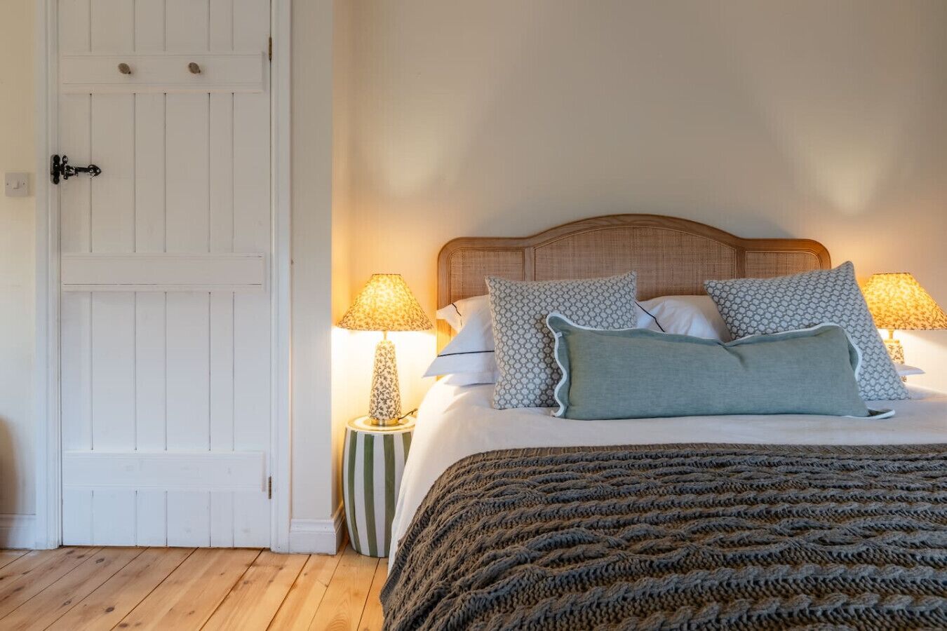 Travel crib, WiFi, bed sheets