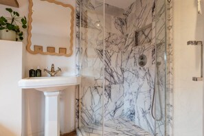 Unclassified image, 4 of 33, button - Cosy Cotswold cottage with wood-burning stove (Moreton-in-Marsh)